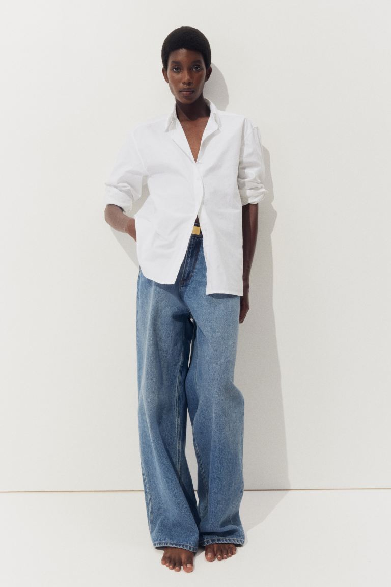 Beyaz gömlek ve denim ile günlük stil